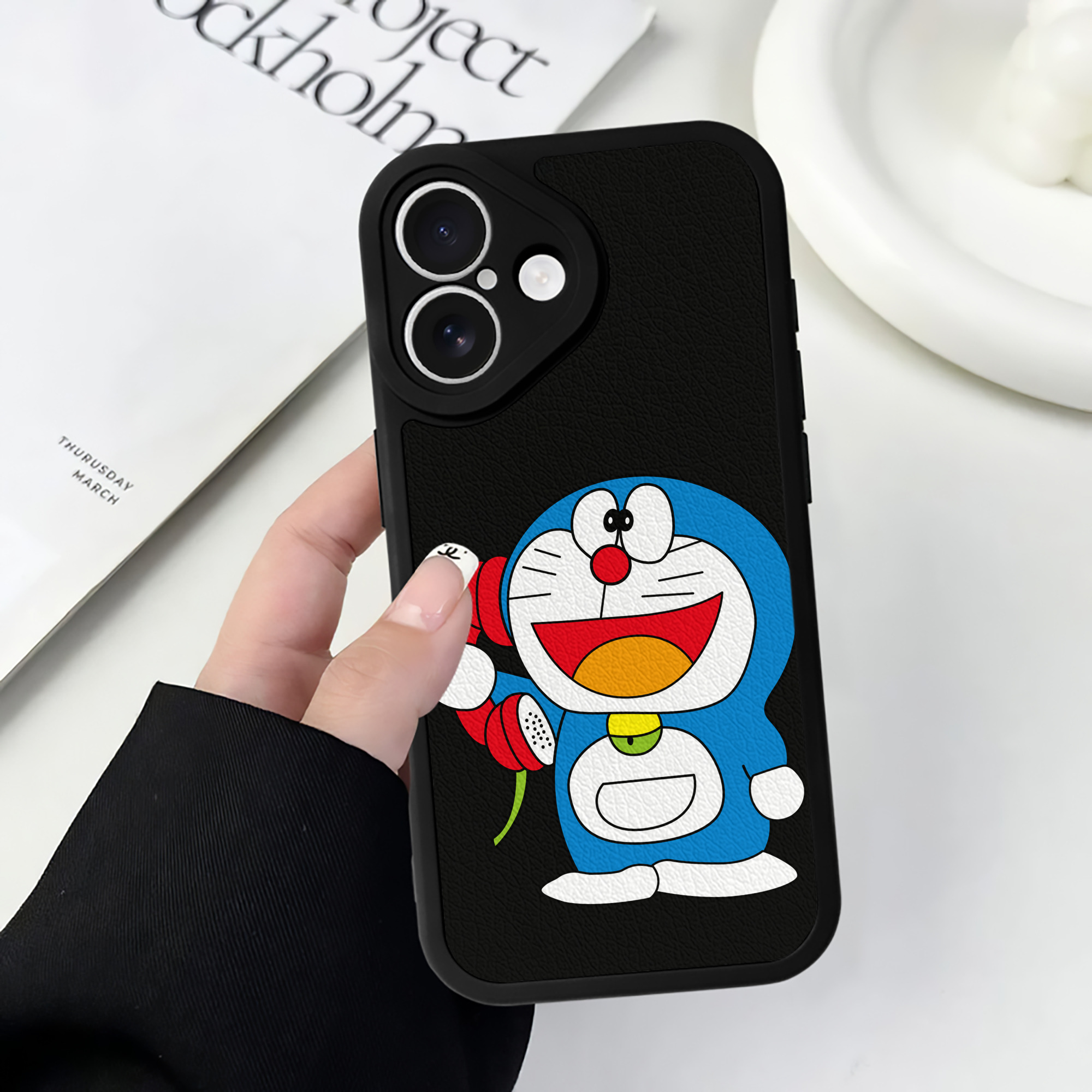 （画像用） ドラえもん Doraemon 【iPhone 16シリーズ対応】シリコンスマホケース（レザー調） 材質：シリコン